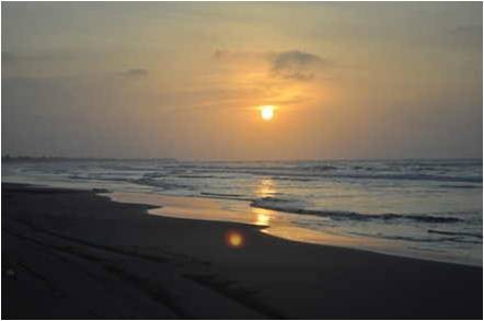 El poder de un atardecer uniendo esposos, parejas y familias a la orilla del mar